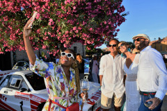 13-Les-vainqueurs-Erik-et-Raffaella-Comas-lors-dun-selfie-avec-des-amis_Photo-Laurent-Missbauer