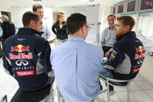 Sébastien Buemi et Sebastian Vettel échangent leurs points de vue sur la nouvelle Infiniti FX