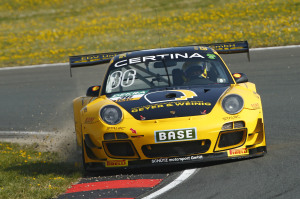 Porsche-Sieg beim ADAC GT Masters-Saisonstart in Oschersleben, punkte für Rahel Frey