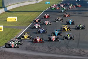 ADAC Formel 4 - Duell der Titelanwärter: Joel Eriksson siegt vor Marvin Dienst