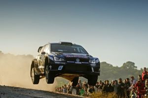 Three-way drift battle in Argentina – and Volkswagen driver Latvala is in the lead