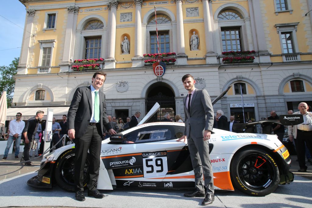 Alex Fontana présente sa McLaren dans le centre de Lugano