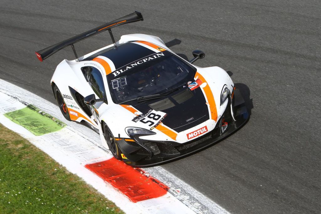 La McLaren Garage 59 victorieuse après une arrivée au sprint