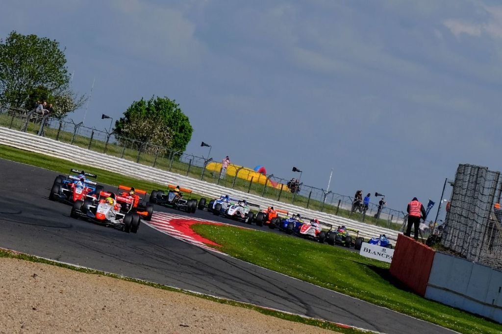 FR 2.0 NEC - 08-2016 - Lando Norris gets up again with first win - Photo 01