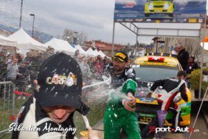Pendant que le vainqueur se fait généreusement arroser par son rival, son copilote court lui chercher de la "munition" - Rallye Gier 2017 - Carron Ballinari - photo Sébastien Montagny