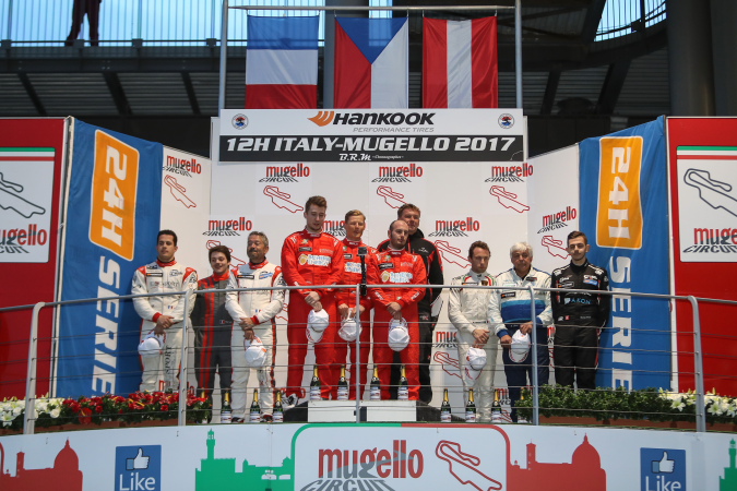 Giorgio Maggi sur le podium des 12h Mugello, Hofor Racing remporte la classe A6 am