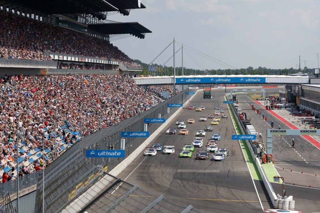 Supersportwagen des ADAC GT Masters begeistern beim Motorsport-Festival Lausitzring