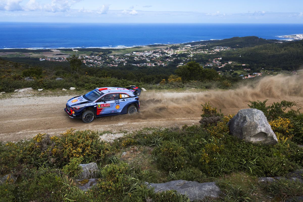 WRC - Hyundai Motorsport mounts podium charge after exciting Friday in Portugal