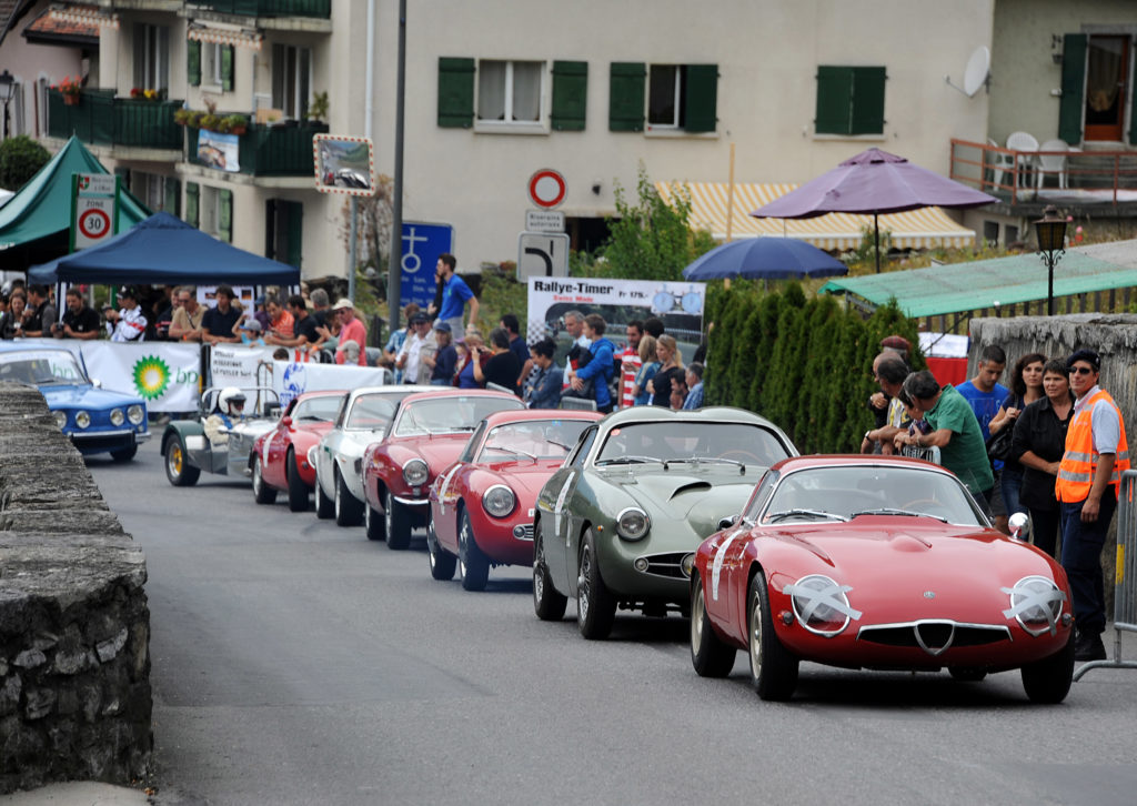 Un peloton d'Alfa Romeo (dont la Tubolare Zagato 1964 de Willy Spavetti en tete) devant une Lotus Seven et une Renault 8 Gordini attendent de prendre le depart de la retrospective historique de la course de cote Ollon-Villars le samedi 14 septembre 2013.
