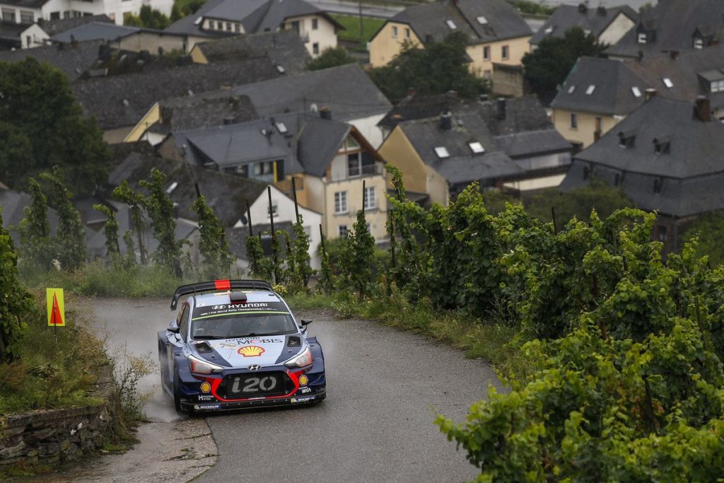 WRC - Neuville holds provisional podium in Hyundai Motorsport’s home rally