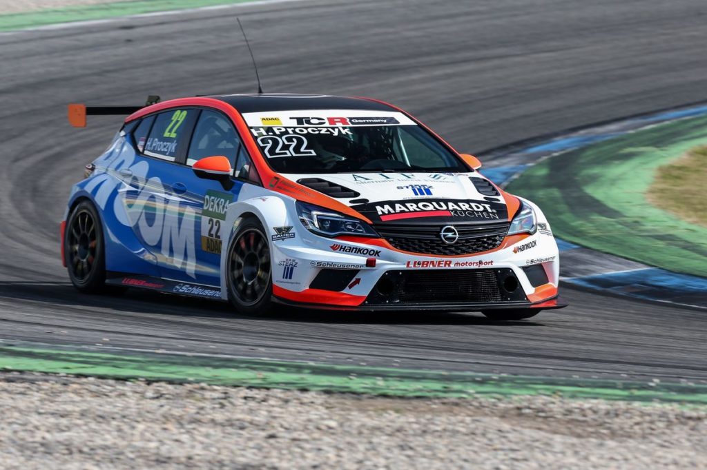 HP Racing mit zwei Opel Astra TCR in der ADAC TCR Germany
