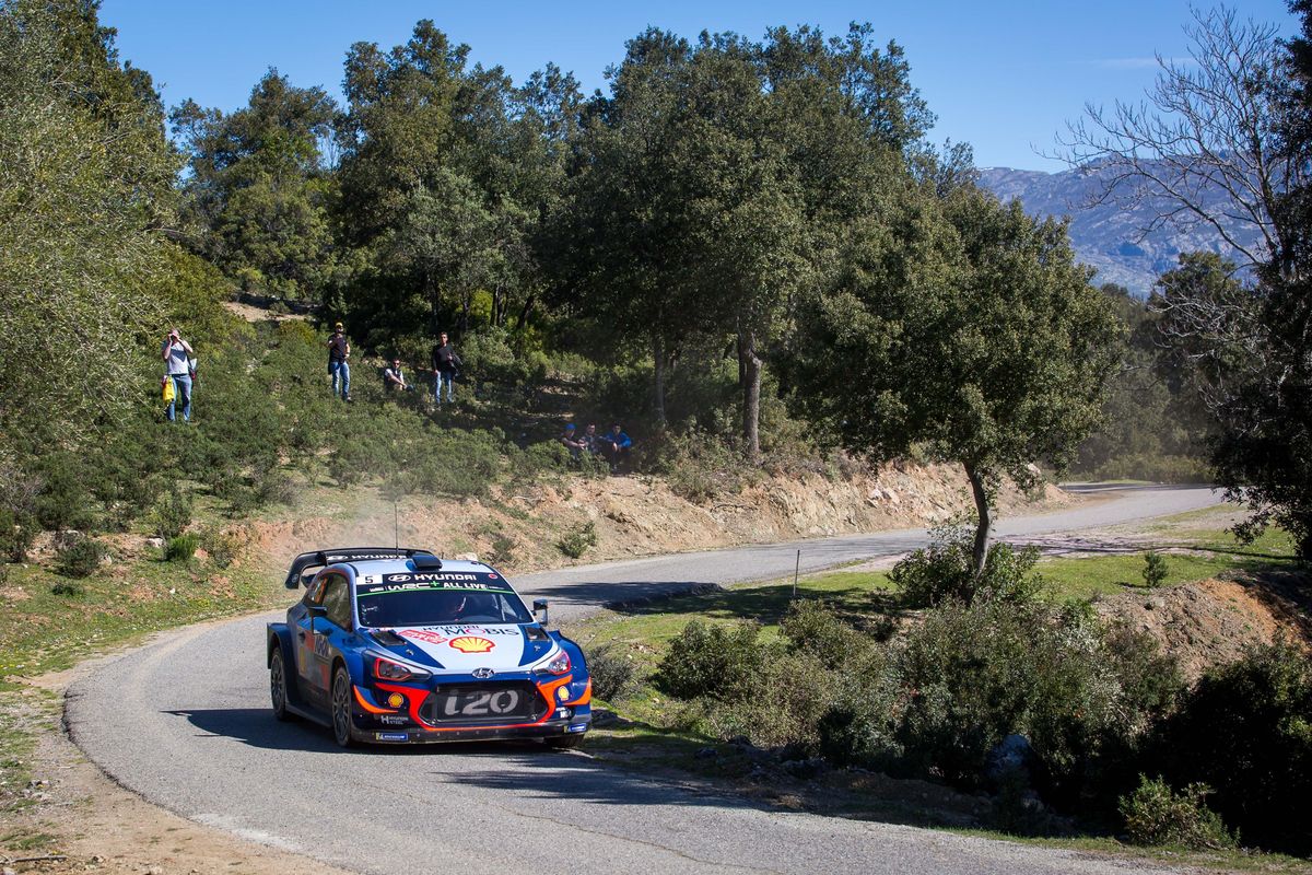 Thierry Neuville moved into second place on Friday’s afternoon loop