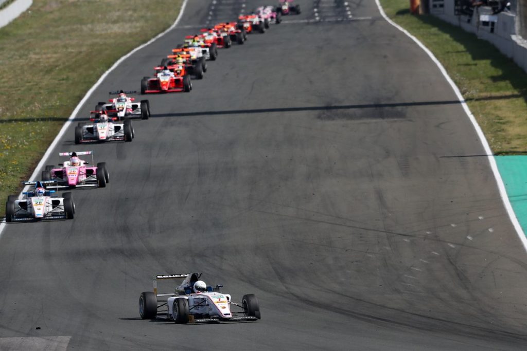 ADAC Formel 4 - Krütten und Stanek gewinnen Sonntagsrennen in Oschersleben