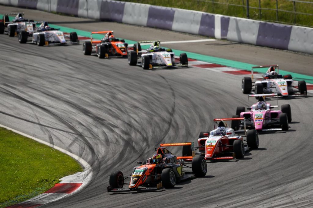 Aron und Pourchaire feiern ersten Sieg in der ADAC Formel 4