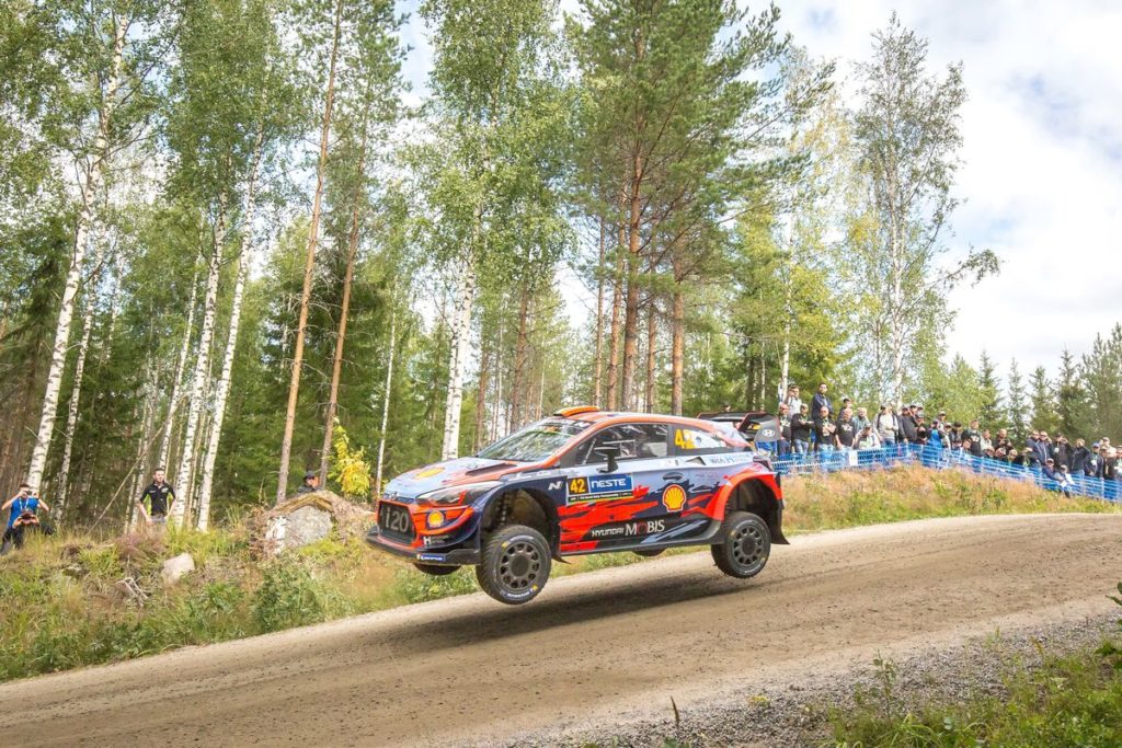 WRC - Hyundai Motorsport is fighting inside the top-five at Rally Finland