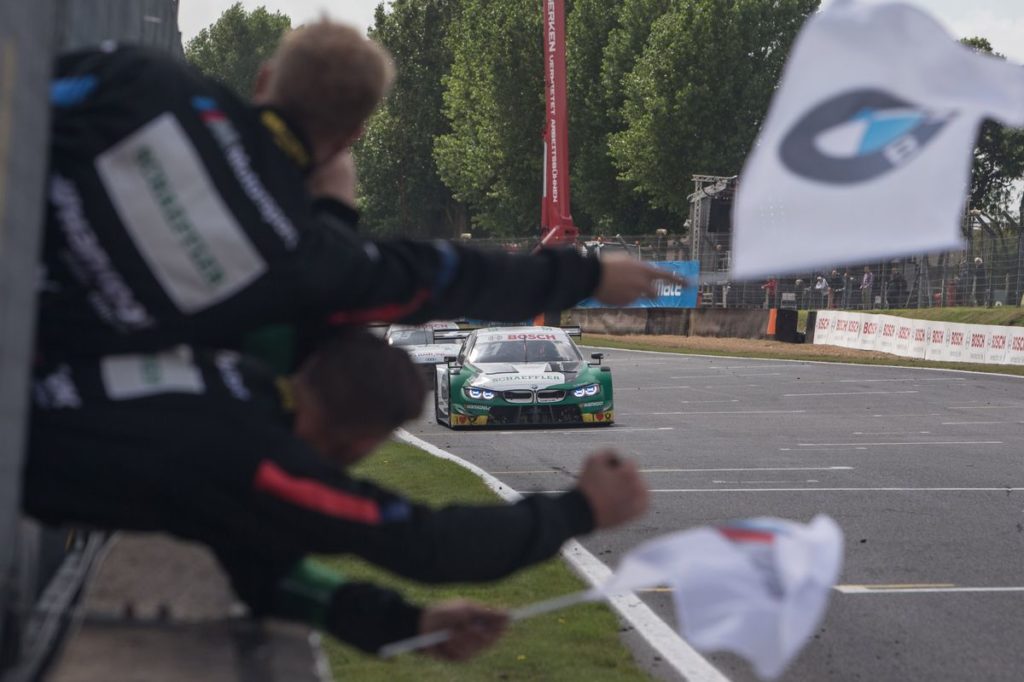 Marco Wittmann claims his fourth win of the season for BMW at Brands Hatch – Three BMW M4 DTMs in the top ten.
