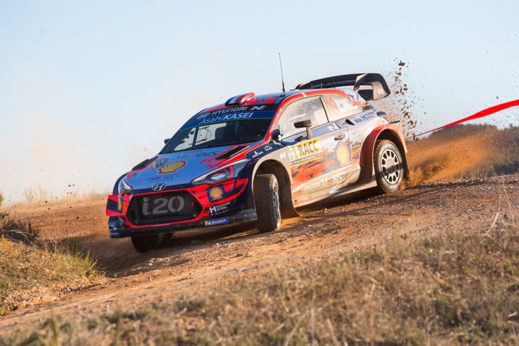 Sébastien Loeb ended Friday with a 1.7-second advantage over his team-mate Thierry Neuville