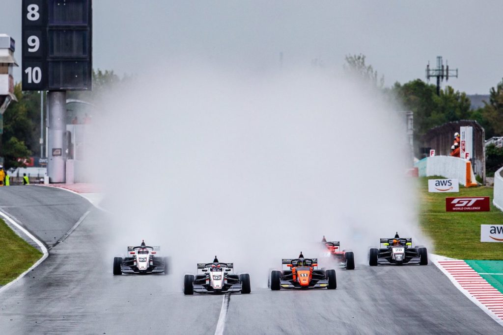 Eurocup Formule Renault - Victor Martins intouchable sous la pluie de Barcelone, Grégoire Saucy au pied du podium