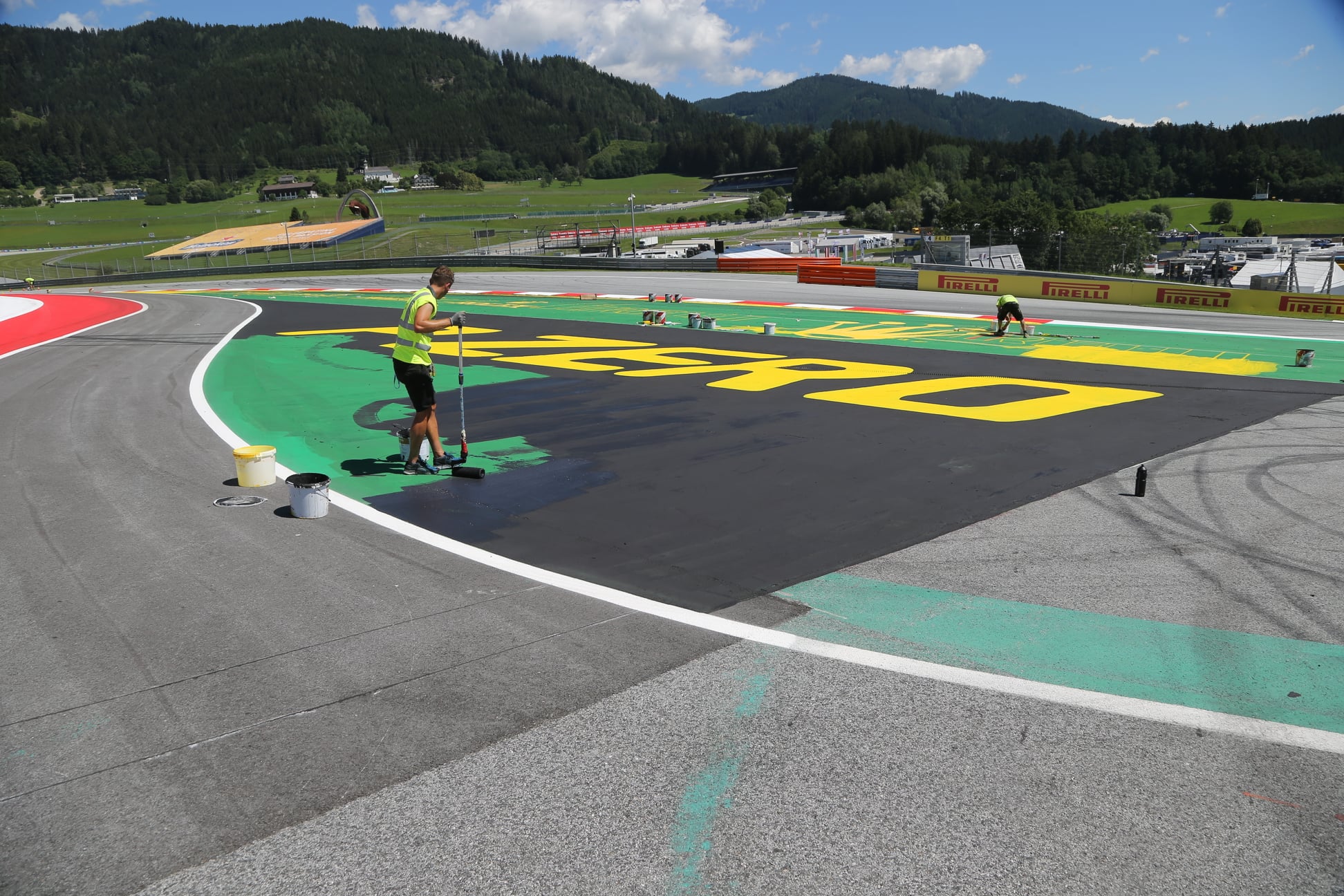 Le travail préparatoire sur les circuits, chaque saison avant les Grands-Prix est primordial.