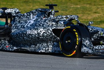 F1 saison 2022 : Hamilton en tête dès les premiers tours. Sauber en mode camouflage